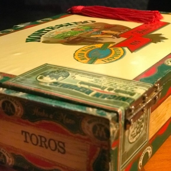 Montesano Green, Gold and Red Handmade Cigar Purse - Picture 3 of 8